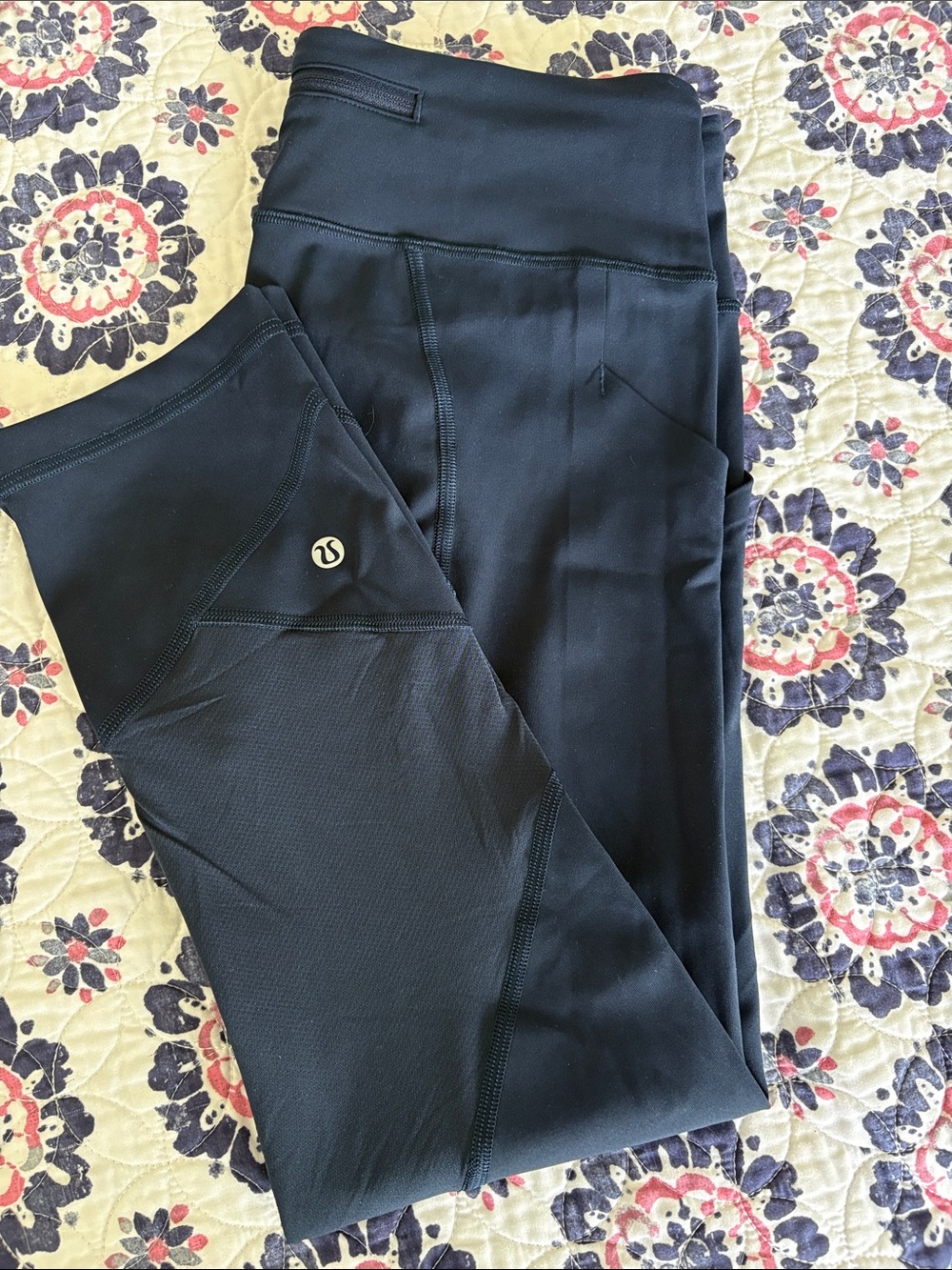 Lululemon Navy size 6 Nulux leggings with mesh inserts